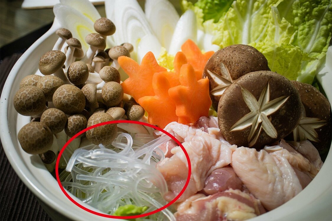 Dried kuzukiri can be added to nabe hotpots (see it circled here), but remember to rehydrate the noodles first! (© Pixta)