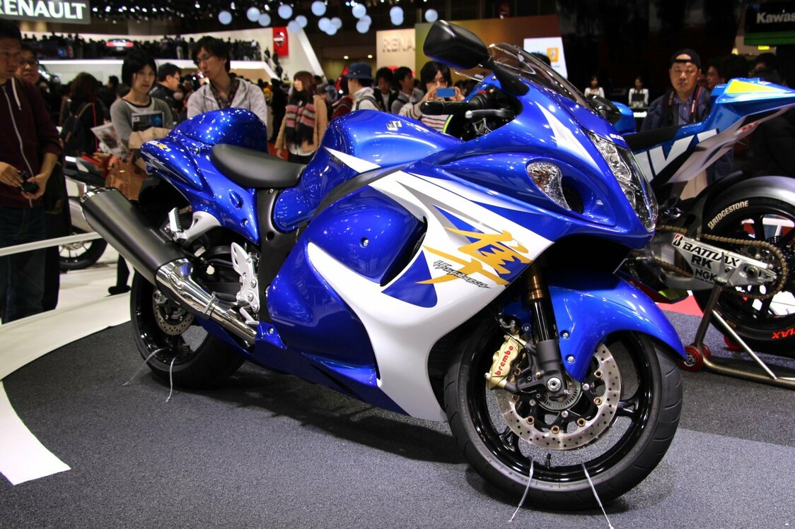 أُصدرت دراجة سوزوكي GSX1300R هايابوسا عام 1999، تلتها دراجة هايابوسا 1300 عام 2008، والتي تميزت بمحرك مُحسّن من 1299 سم ​​مكعب إلى 1340 سم مكعب. صورة فوتوغرافية التُقطت في 27 نوفمبر/ تشرين الثاني 2013، في معرض طوكيو للسيارات 2013. (© أويا يويتشي)