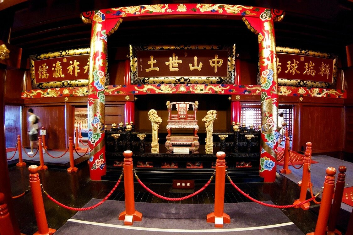 首里城正殿2階、玉座周辺（筆者撮影）