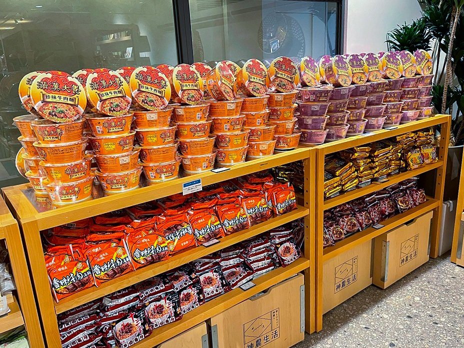 台湾で人気のインスタント食品も取り揃えている
