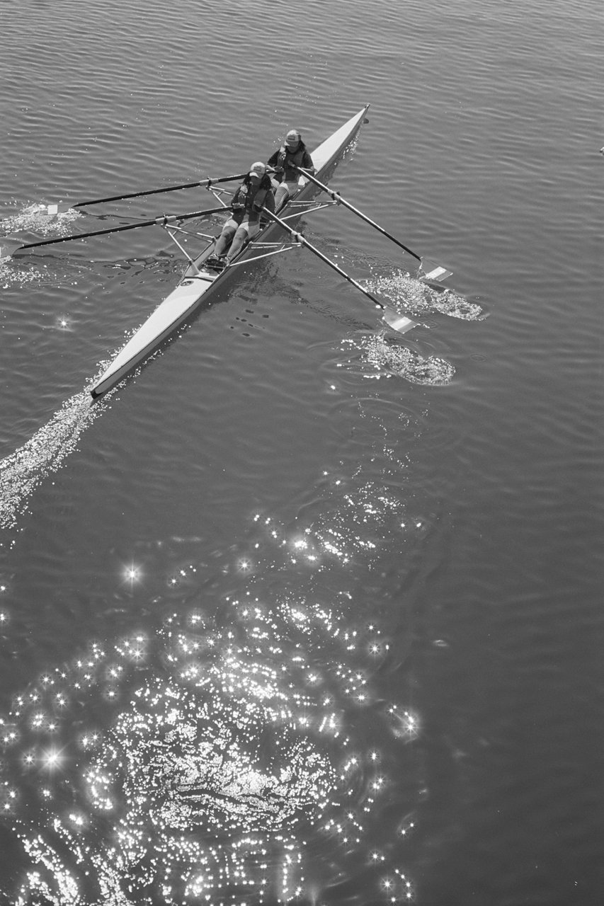 Members of the Hakodate Fisheries High School’s rowing club practicing near Midori no Shima. (2010)