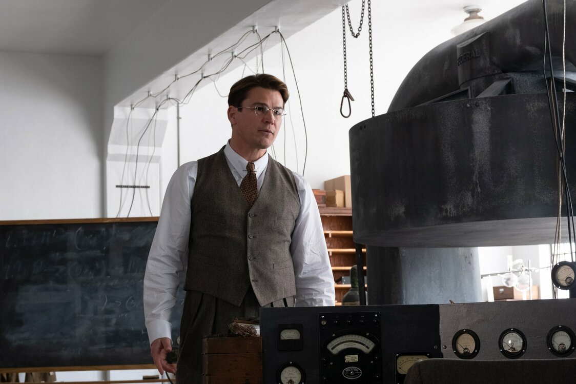 核物理学者アーネスト・ローレンス役のジョシュ・ハートネット。抑制された演技が評価された　© Universal Pictures. All Rights Reserved.