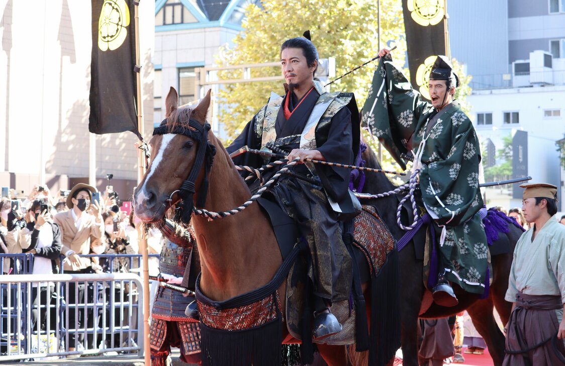 「信長公騎馬武者行列」に臨む織田信長に扮（ふん）した俳優の木村拓哉さん（左）と伊藤英明さん＝2022年11月6日、岐阜市（時事）