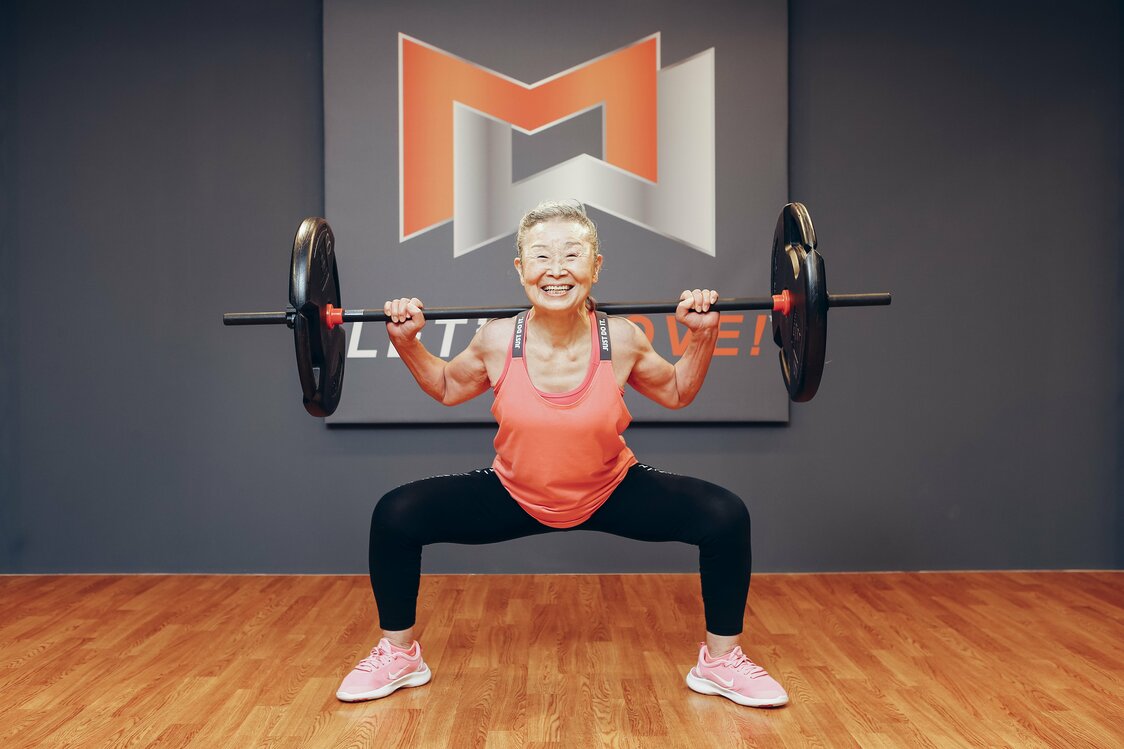 Même les jours sans classe, elle s'entraîne. Elle fait des étirements sans mettre de musique afin de rester concentrée, puis poursuit avec de la musculation. Cela lui prend deux heures au total.