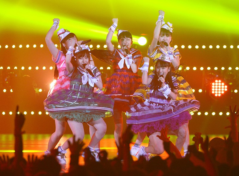Le groupe Momoiro Clover Z, que l’on voit ci-dessus, fait partie des artistes qui ont réussi à avoir du succès bien que leur approche se situe en dehors des sentiers battus. (Jiji Press)