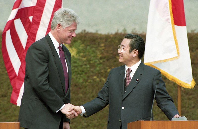 Le président Clinton et le premier ministre Hashimoto échangent une poignée de main le 17 avril 1996, après avoir signé la Déclaration commune nippo-américaine sur la sécurité (photo : Sankei Shimbun)