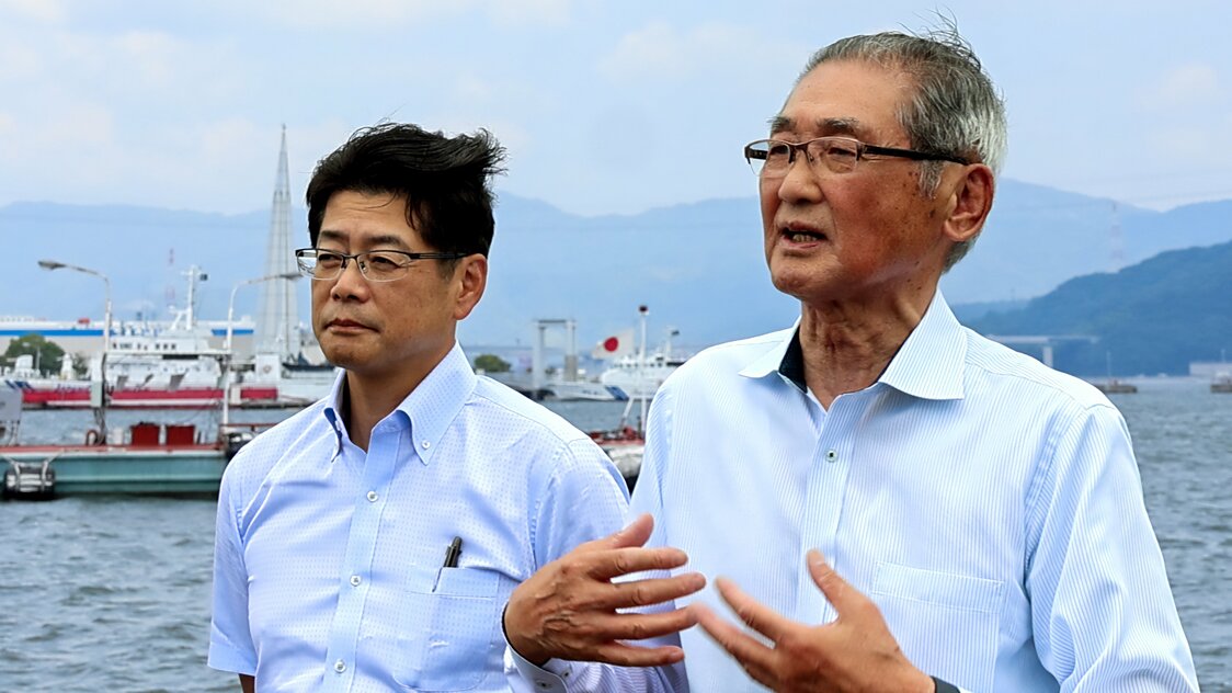 フロートごみ削減に「使命として取り組む」と誓う漁連・米田会長（右）