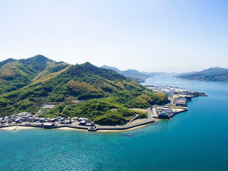 Al fondo a la derecha el puente Ikuchi une Innoshima con Ikuchijima