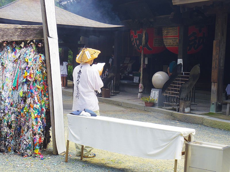 石手寺に3週間宿泊し、読経を続けているお遍路さん