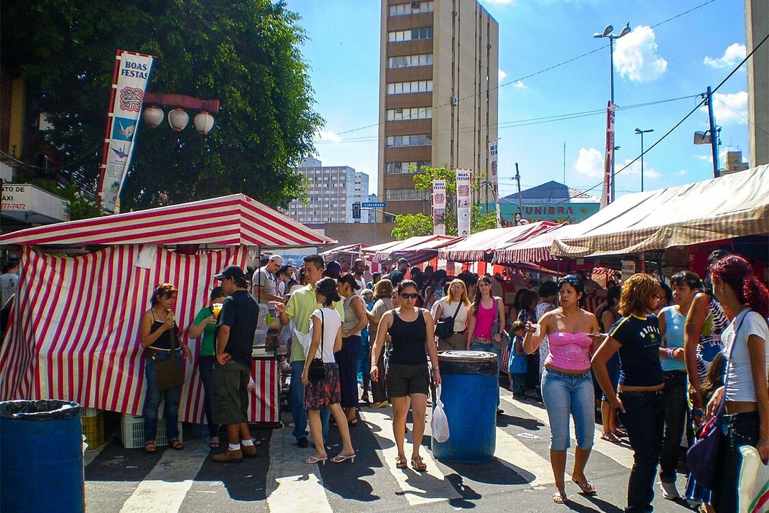 週末の東洋市でにぎわうリベルダーデ広場