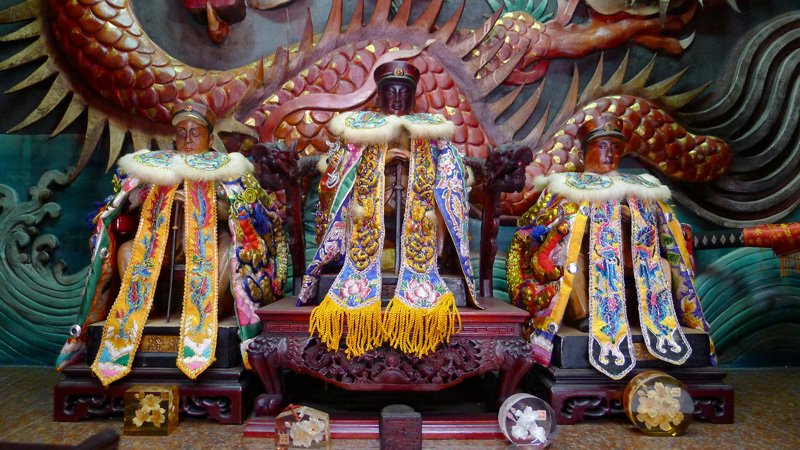 飛虎將軍廟神像。正中央是本尊，兩側則安置分尊的塑像（攝影、提供：片倉佳史）