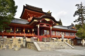 The main hall of Kyoto’s Ishishimizu Hachiman Shrine. (© Pixta)
