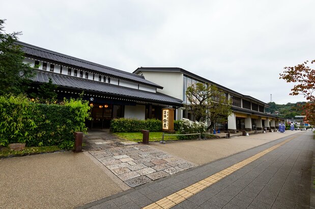 “蒲鉾之乡”。1865年（庆应元年）创业的铃广总店和铃鸣市场、博物馆、割烹料理店、咖啡厅等皆聚集于此，是一个拥有大型停车场的商业复合体。左边的建筑物是总店，右边是铃鸣市场