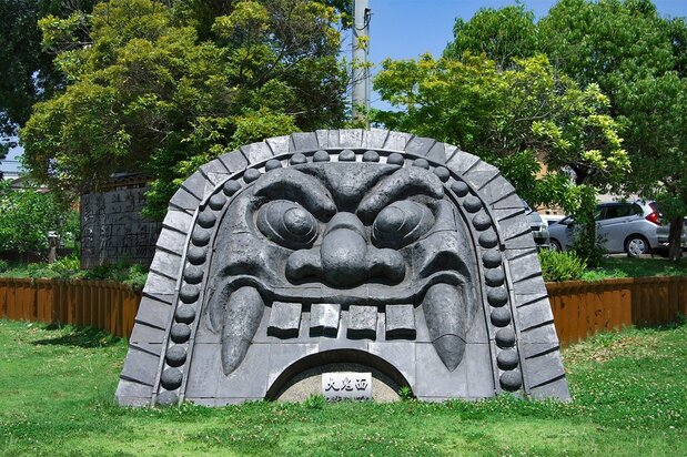 一块巨大的刻有怪物面孔的三州瓦。从封建时代开始，爱知县三河湾地区便是日本传统屋瓦生产中心 ©PIXTA