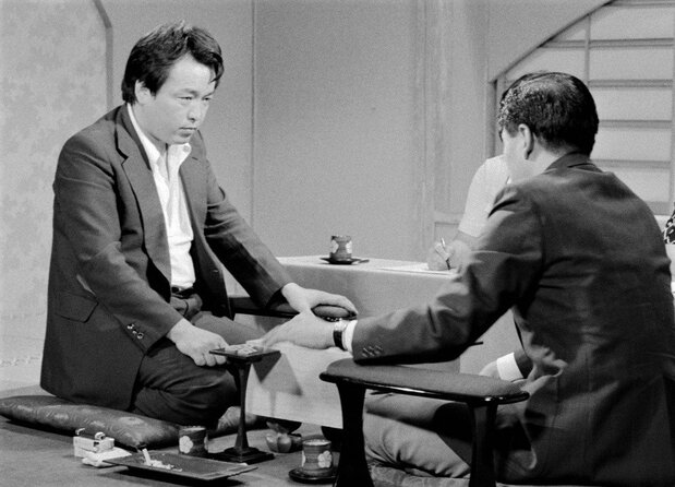 真剣師・小池重明（左）はアマチュア将棋に転じ、1980年に名人のタイトルを獲得。プロ相手に勝ち星を重ね「プロ殺し」の異名をとった（1980年9月9日、東京・渋谷区）共同