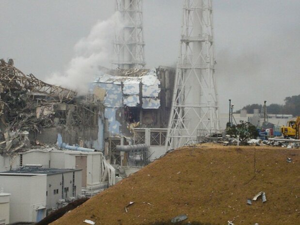 水素爆発を起こした福島第一原発3号機(左手前)と4号機(2011年3月15日撮影 出典:東京電力ホールディングス)