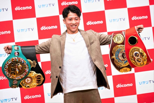 バンタム級で獲得した4団体のベルトを披露しつつ、井上は会見でスーパーバンタム級への転向を表明した(2023年1月13日、神奈川県・横浜市)AFP=時事