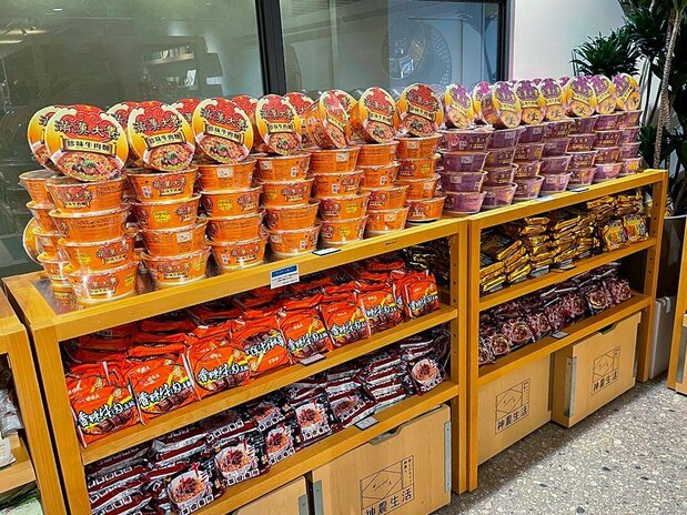 台湾で人気のインスタント食品も取り揃えている