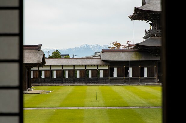 从法堂的走廊下,可以看见正面的立山连峰。瑞龙寺受此神山护佑