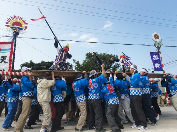 舞台がぶつかると、勇壮な戦いが巻き起こる