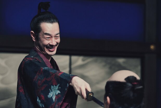 加瀬亮演じる織田信長。冒頭から本能寺での最期まで終始エキセントリック　©2023 KADOKAWA ©T.N GON Co.,Ltd.