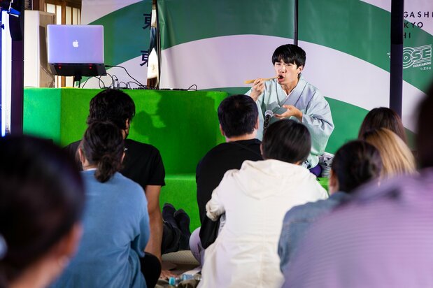 「時そば」を熱演する桂枝之進さん。屋形船内部の装飾もNADが手掛けた