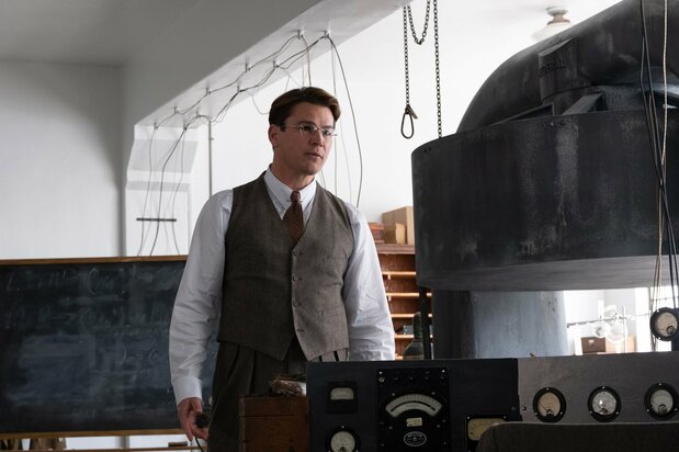 核物理学者アーネスト・ローレンス役のジョシュ・ハートネット。抑制された演技が評価された © Universal Pictures. All Rights Reserved.