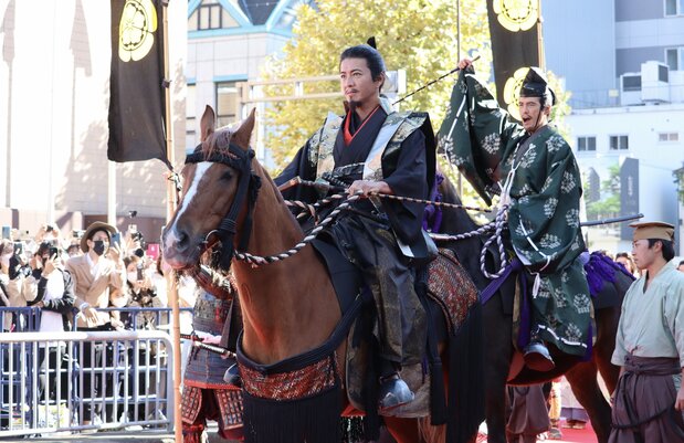 装扮成织田信长的演员木村拓哉(左)与伊藤英明加入“信长公骑马武者行列”队伍,2022年11月6日,岐阜市(时事社)