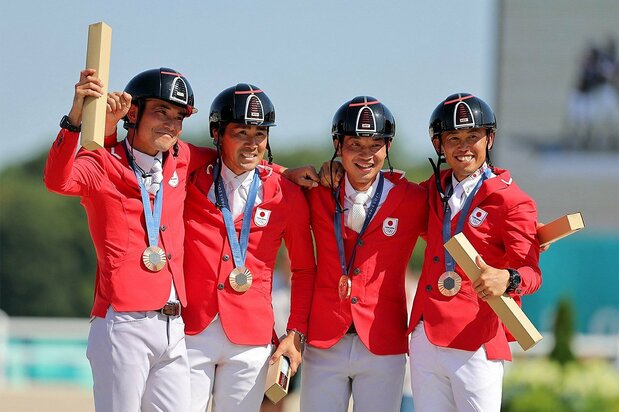 日本は直前で馬の変更を迫られるアクシデントに見舞われ、3位から5位へと順位を落としてのスタートとなったが、その後は安定した演技で順位を上げ、銅メダルを獲得した。左から北島隆三、大岩義明、田中利幸、戸本一真（ロイター）