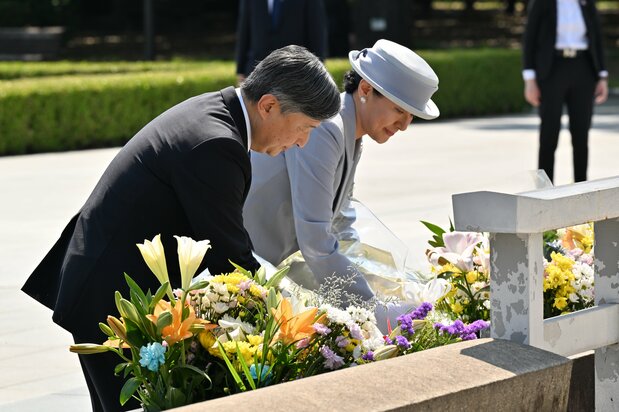 El emperador Naruhito y la emperatriz Masako colocan una ofrenda floral ante el Cenotafio por las víctimas de la bomba atómica en el Parque Memorial de la Paz de Hiroshima el 19 de junio de 2025. (© Jiji)