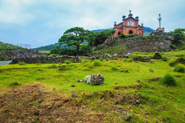 La antigua iglesia de Nokubi (construida en 1908), en la isla Nozaki, ahora deshabitada. Fotografía: PIXTA.
