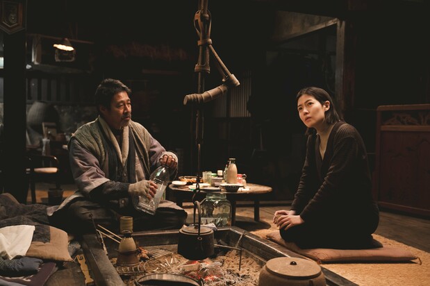 李は雪深い山奥でべん造(堤真一)が細々と営むおんぼろ宿にたどり着く © 2025『旅と日々』製作委員会