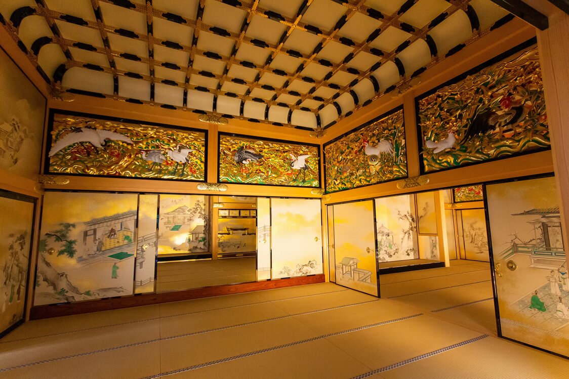Interior del pabellón Jōrakuden. Al fondo a la izquierda está la habitación de Iemitsu, conocida como Jōdan no ma, decorada con murales de Kanō Tanyū y coloridas tablas decorativas.