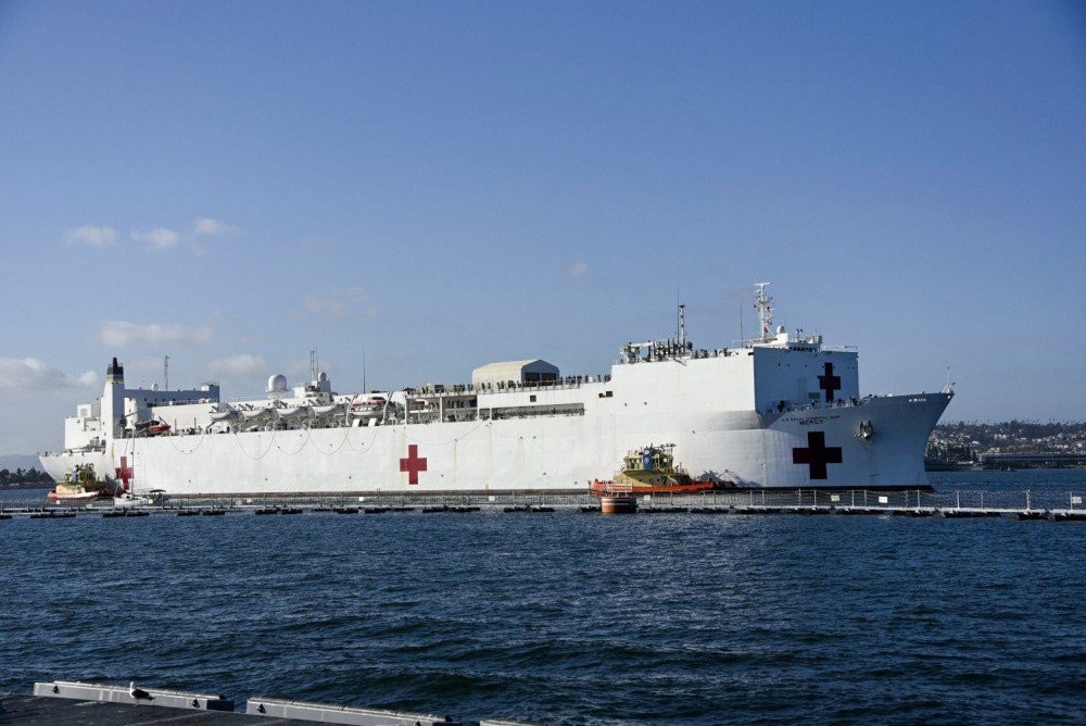 米国海軍病院船マーシーの全容　写真：USDoD（米国国防省）