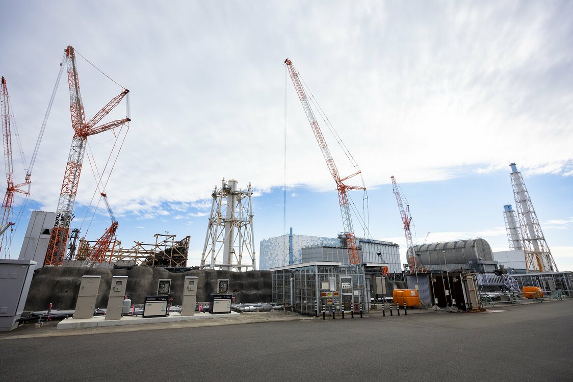 見学用デッキ近くから撮影した1～3号機。今回取り出した約0.7グラムの1億2500万倍、約880トンものデブリが残っている