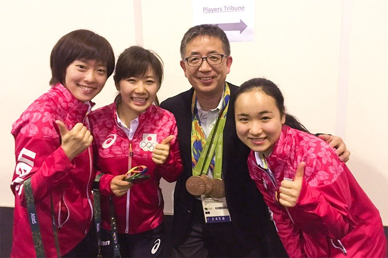 リオデジャネイロ五輪で銅メダルに輝いた日本女子チームと。左から石川佳純、福原愛、前原氏、伊藤美誠（日本卓球協会提供）