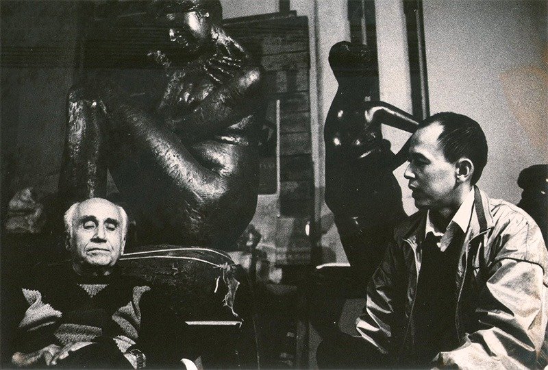Okumura en conversation avec Emilio Greco (à gauche), dans l’atelier du maître à Rome. (Photo avec l’aimable autorisation d’Okumura Nobuyuki)
