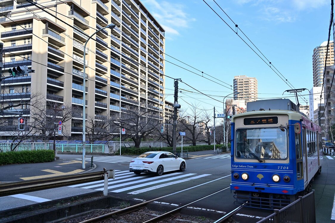 都電荒川線の「面影橋」駅から撮影。左端に面影橋のグリーンの欄干が見える
