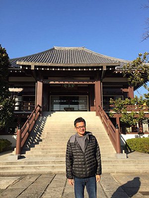 Demachi Yuzuru visitando el Zenshō-an.