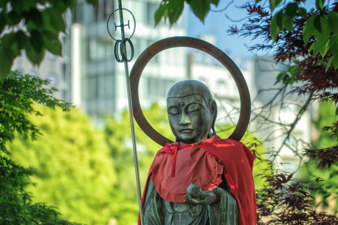 Une statue de jizô érigée près de l’étang Shinobazu à Ueno, Tokyo. (Pixta)