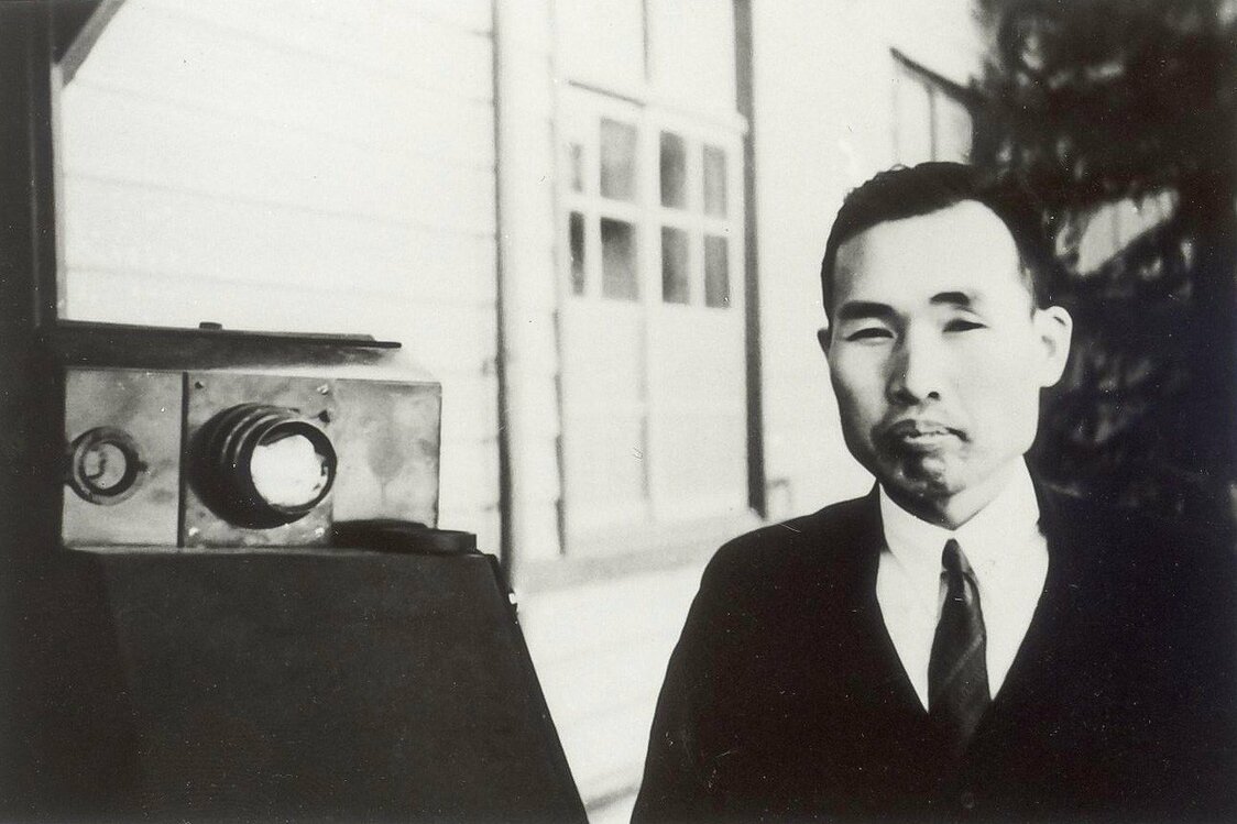 高柳健次郎与1935年使用改良版光电摄像管制造的摄像机（左）（图片：高柳健次郎财团）