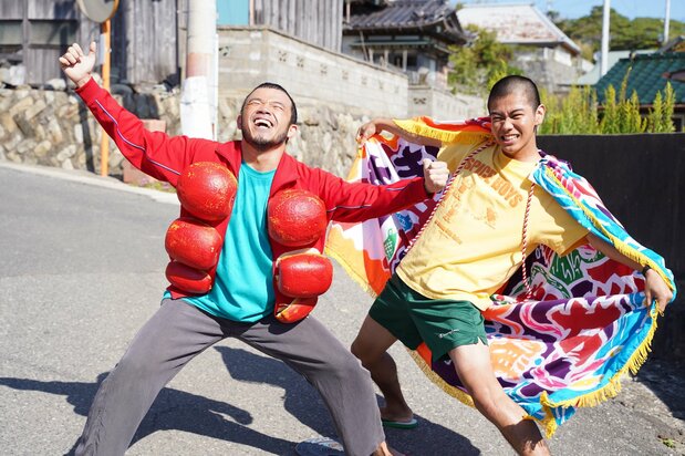 映画『さよなら ほやマン』。兄・アキラ役に「MOROHA」のアフロ（左）、弟・シゲル役に黒崎煌代　©2023 SIGLO/OFFICE SHIROUS/Rooftop/LONGRIDE