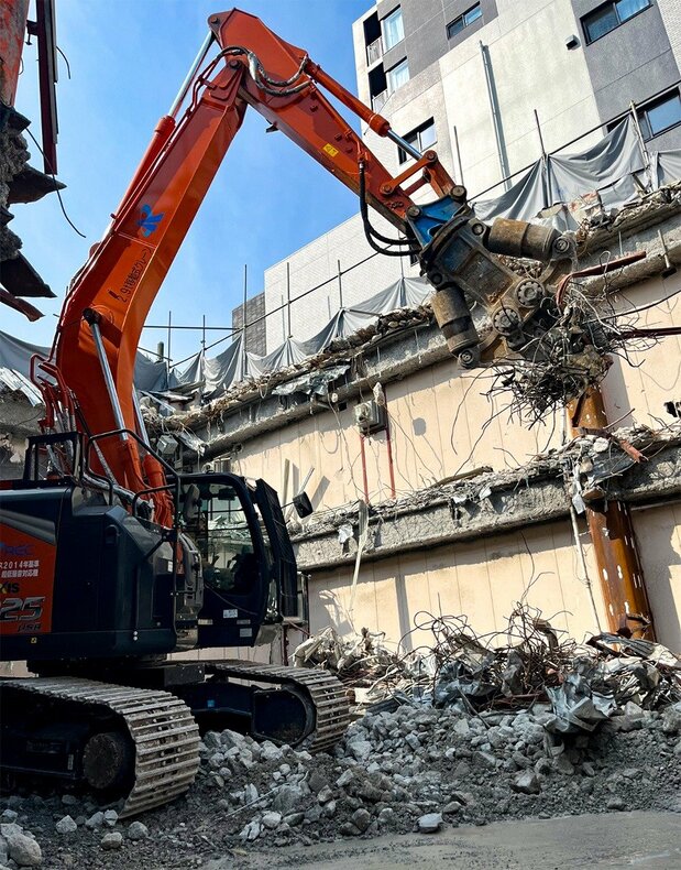 Kurdish demolition workers knock down a building. (© Yasuda Kōichi)