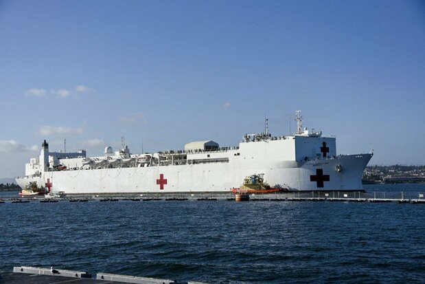 米国海軍病院船マーシーの全容 写真:USDoD(米国国防省)