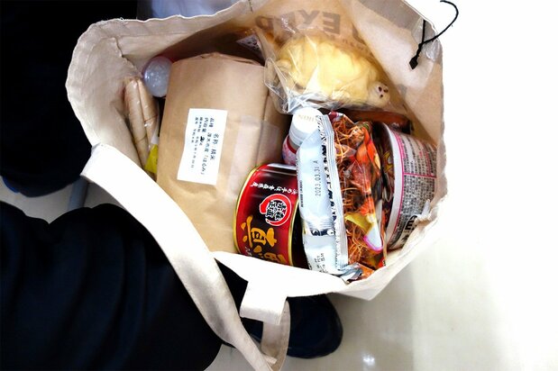 男子学生が選んだ食材。「コメは必須」という（筆者撮影）