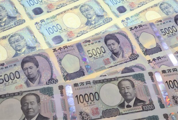 新纸币的正面(样板)。采用了最先进的全息防伪技术,将纸币倾斜后能看到立体动态肖像图案,6月28日,东京都北区国立印刷局东京工厂(时事社)