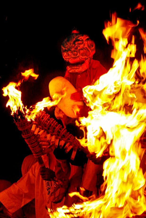 At this festival, the devils exorcised at setsubun, the day before the beginning of spring according to the lunar calendar, drive out evil. (© Haga Library)