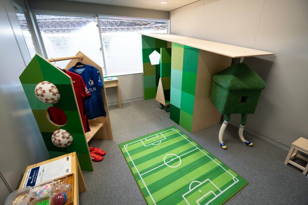感覚過敏の子どもたちとその家族が安心してサッカーが観戦できるように、日本サッカー協会(JFA)とDOORとが企画・発案し、天皇杯決勝戦の際に設置した国立競技場の「センサリールーム」(写真提供:東京藝術大学DOOR)