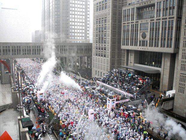 第1屆東京馬拉松,約3萬名跑者從東京都廳前出發。攝於東京新宿區,2007年2月18日(時事)