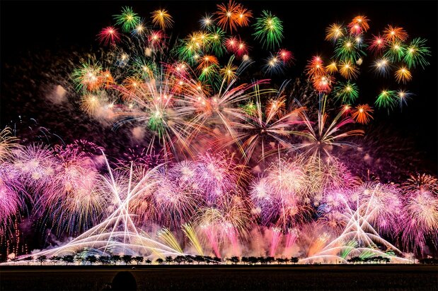全国花火競技大会「大曲の花火」(PIXTA)